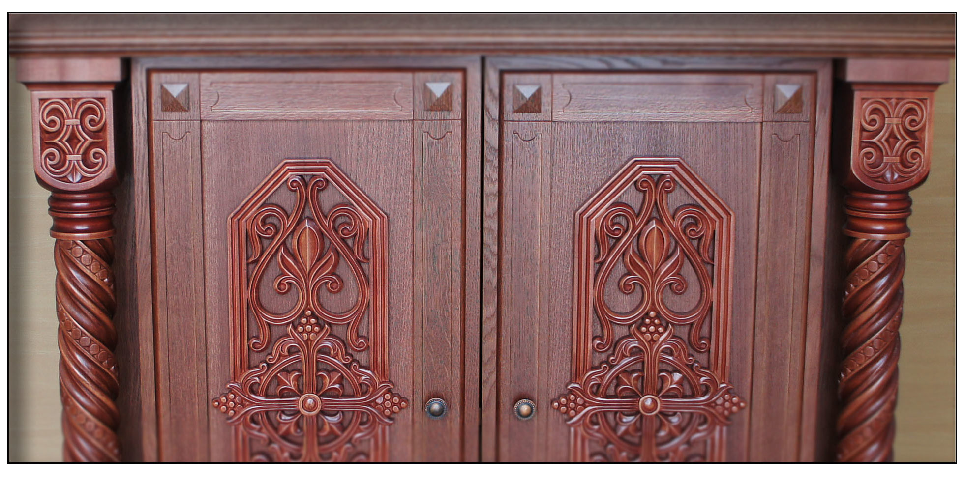 Жертвенник резной