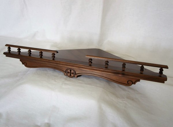 Полка угловая с резьбой (цвет - дуб)