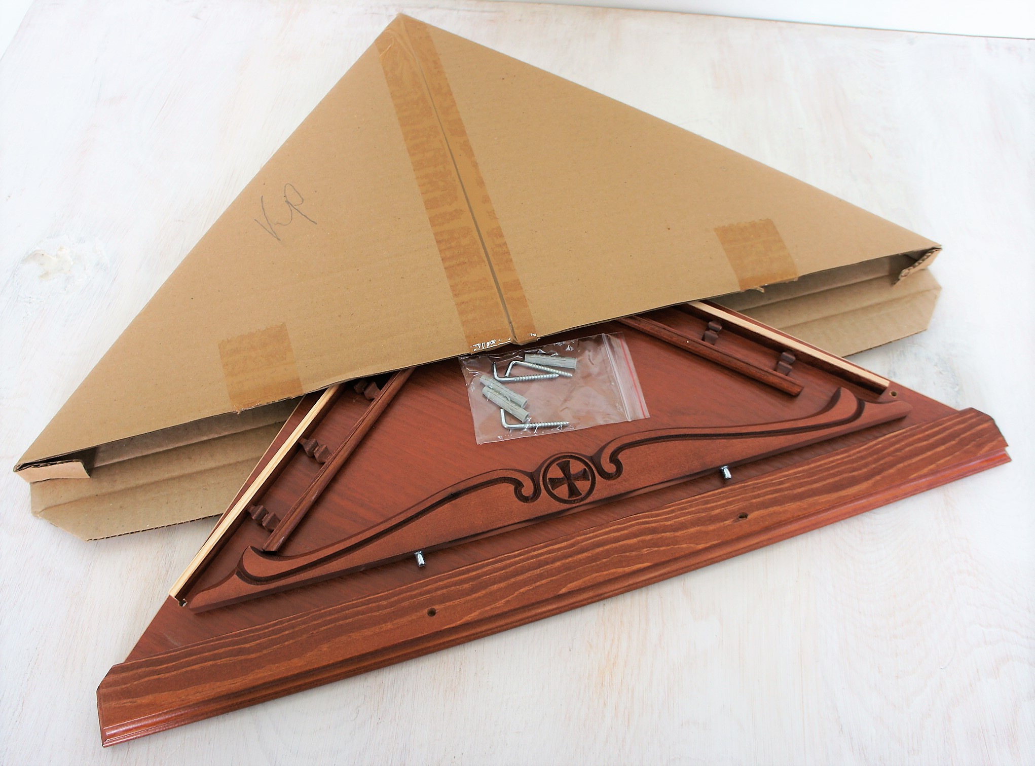 Полка угловая с резьбой