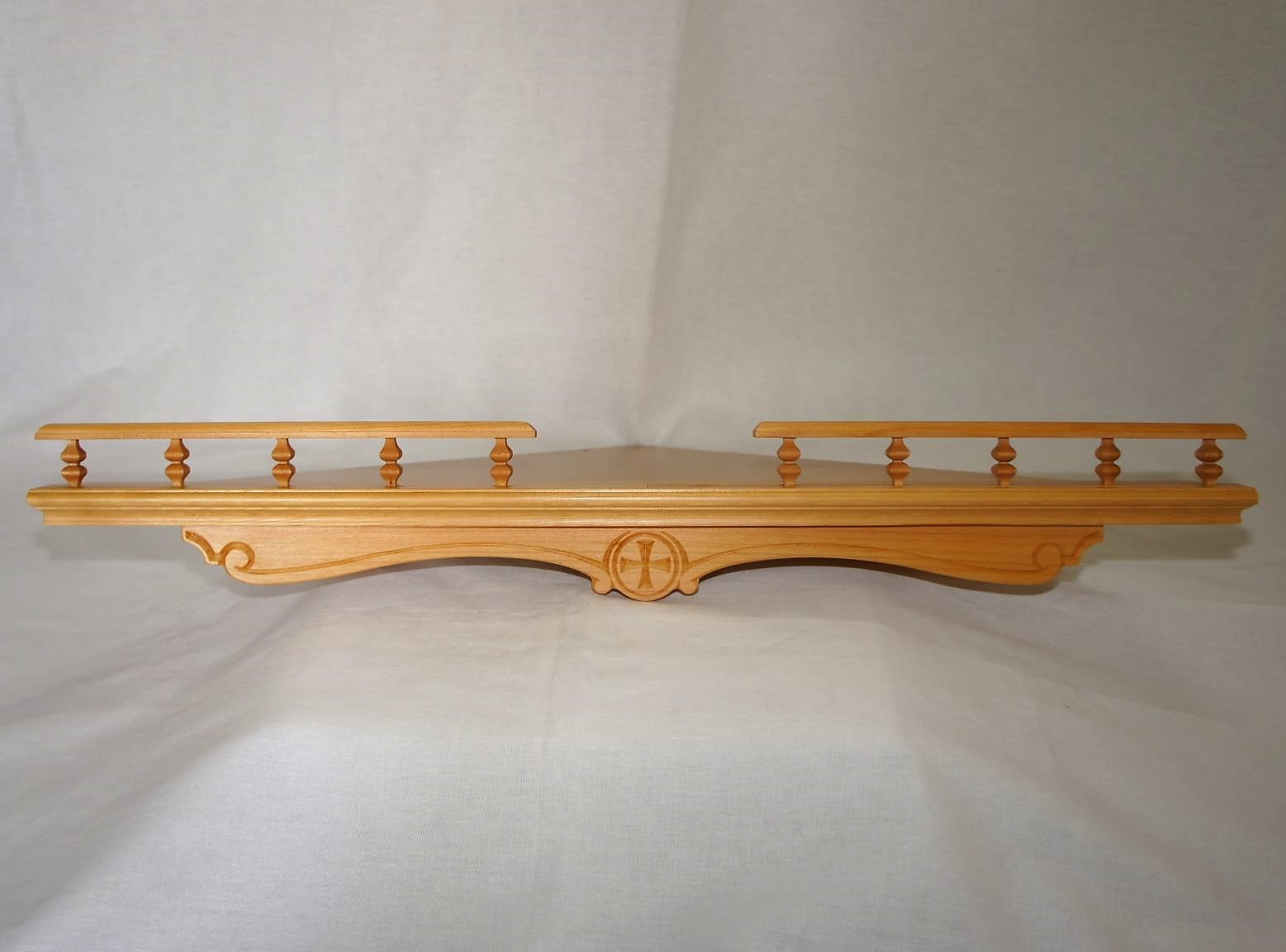 Полка угловая с резьбой (цвет - св. дерево) (О)