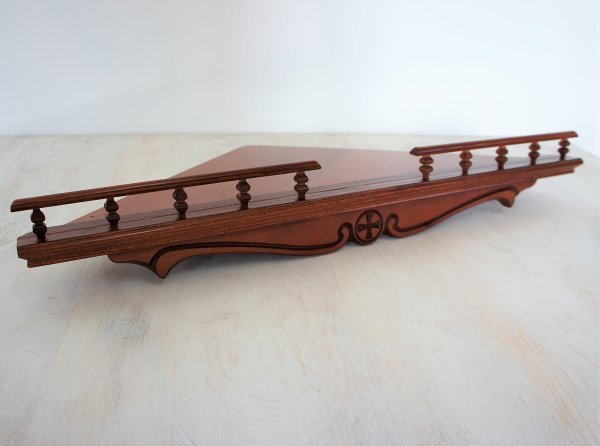 Полка угловая с резьбой