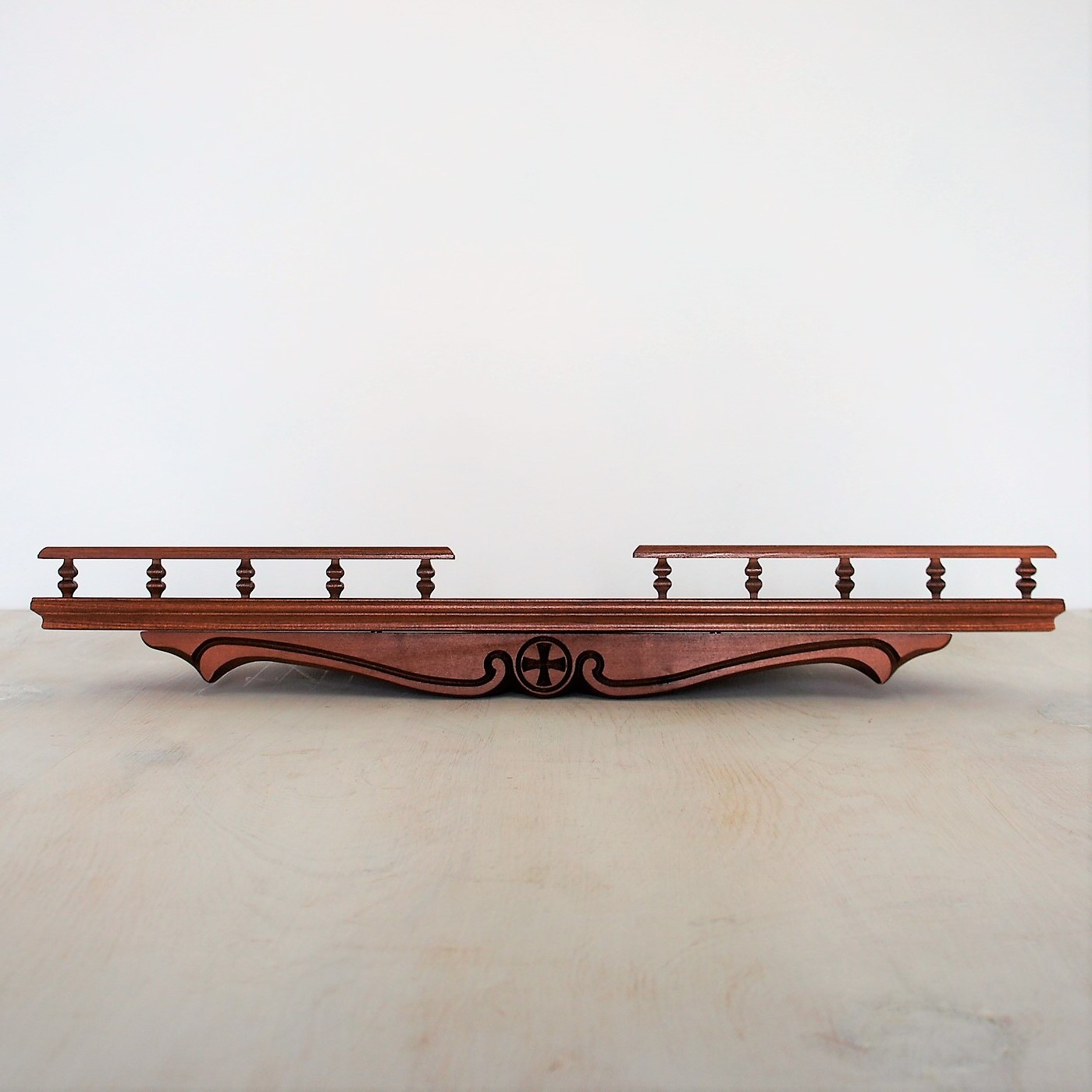 Полка угловая с резьбой