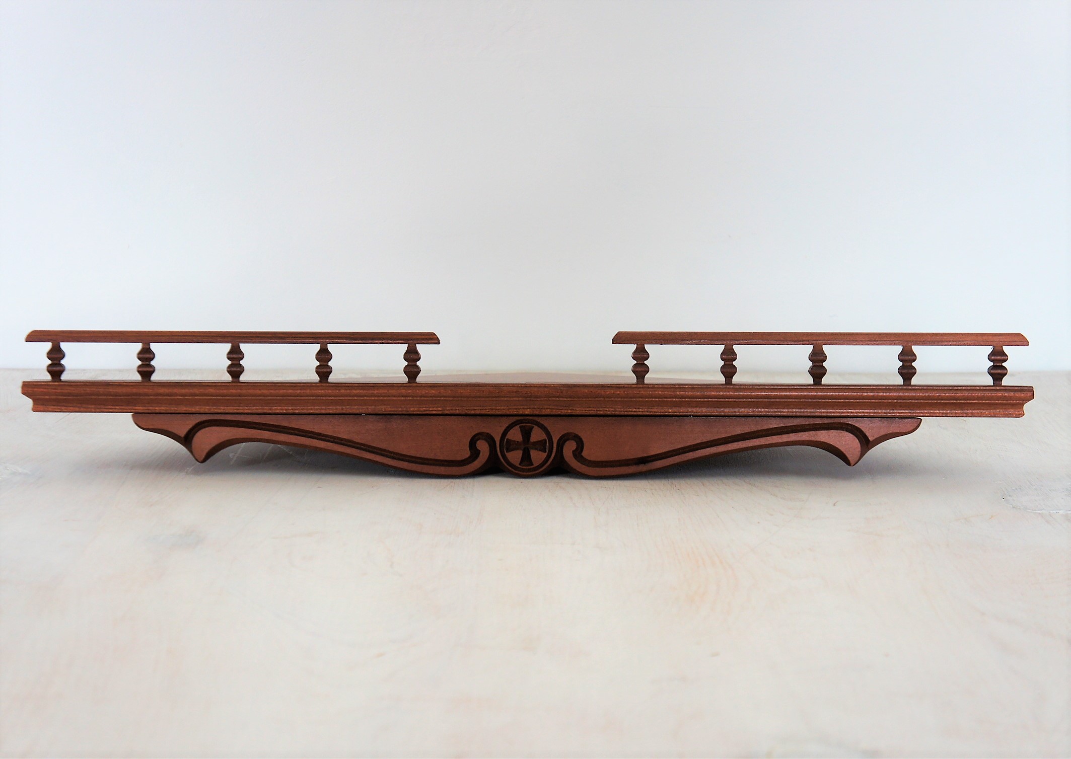 Полка угловая с резьбой