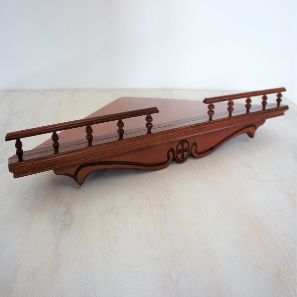 Полка угловая с резьбой