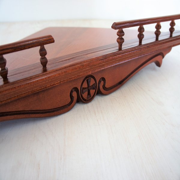 Полка угловая с резьбой