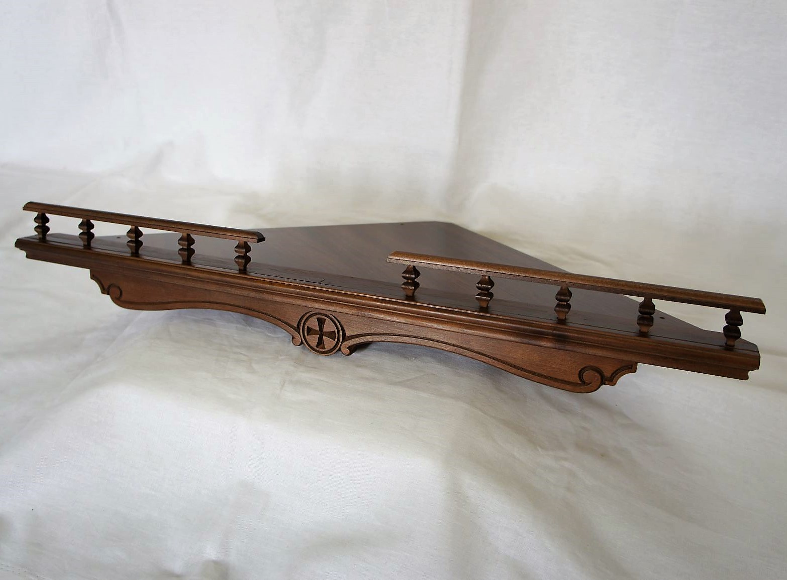 Полка угловая с резьбой (цвет - дуб)