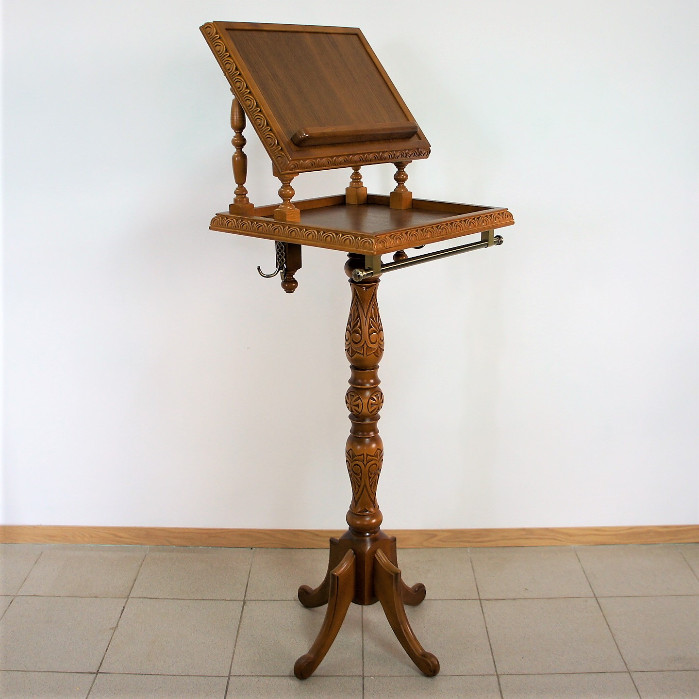 Аналой на одной ножке крестильный Аналой крестильный