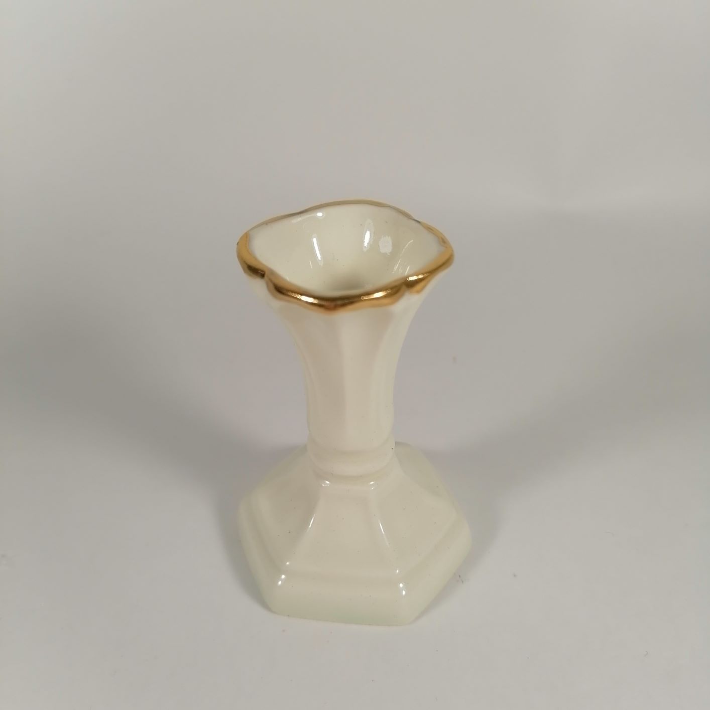 Подсвечник керамический "Лилия" (белая глазурь)