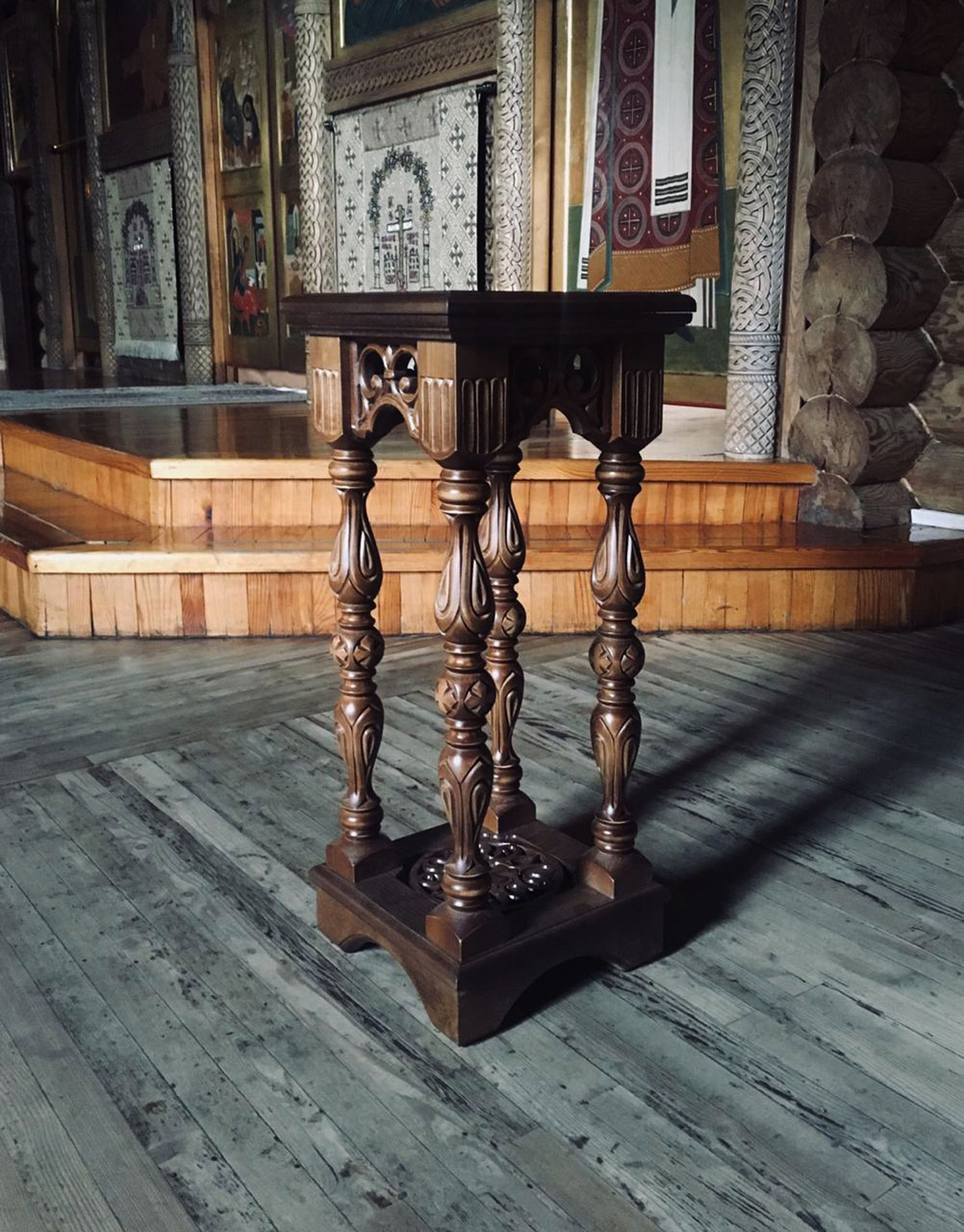 Подставка столик, малая (резная)