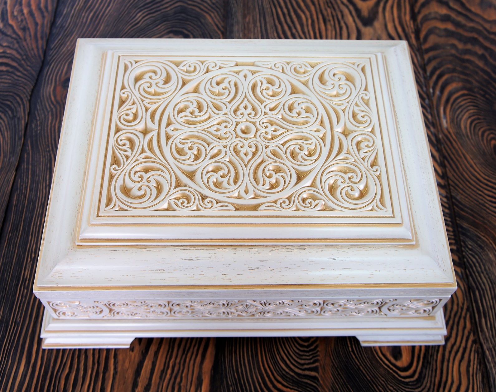 Мощевик дуб, резьба (белый, эмаль, патина)