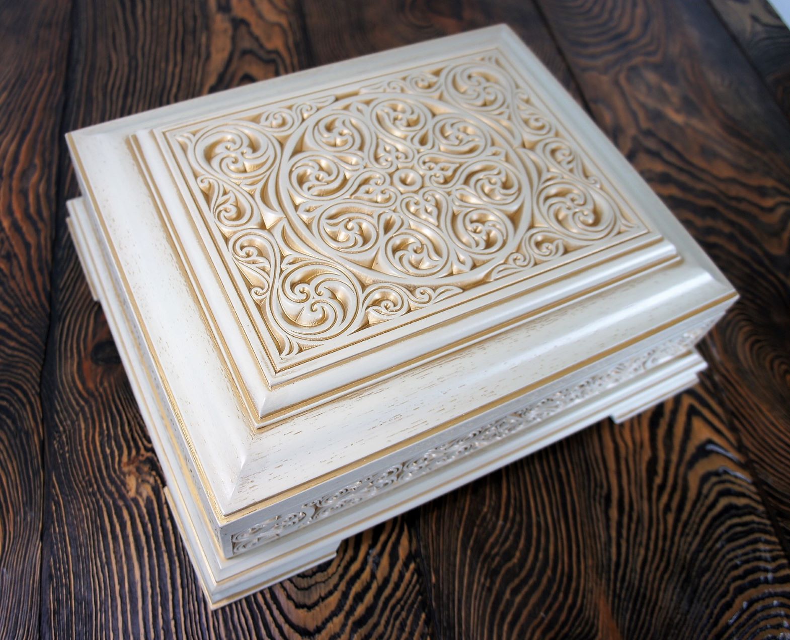 Мощевик дуб, резьба (белый, эмаль, патина)