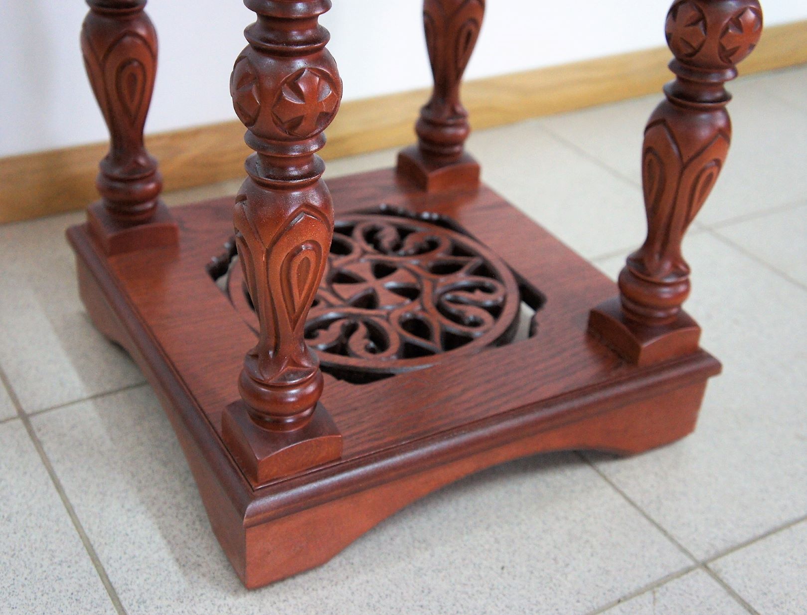 Подставка столик, большая (резная) — изображение 5