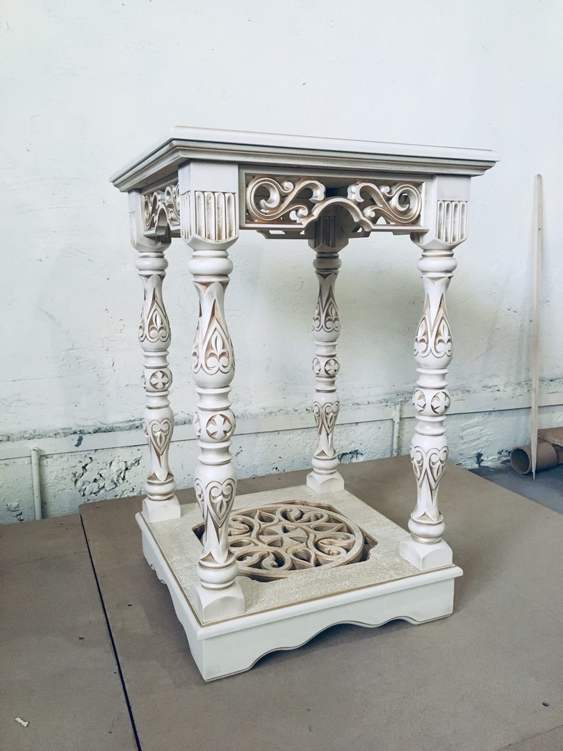 Столик литийный (резной, цвет слоновая кость, патина)