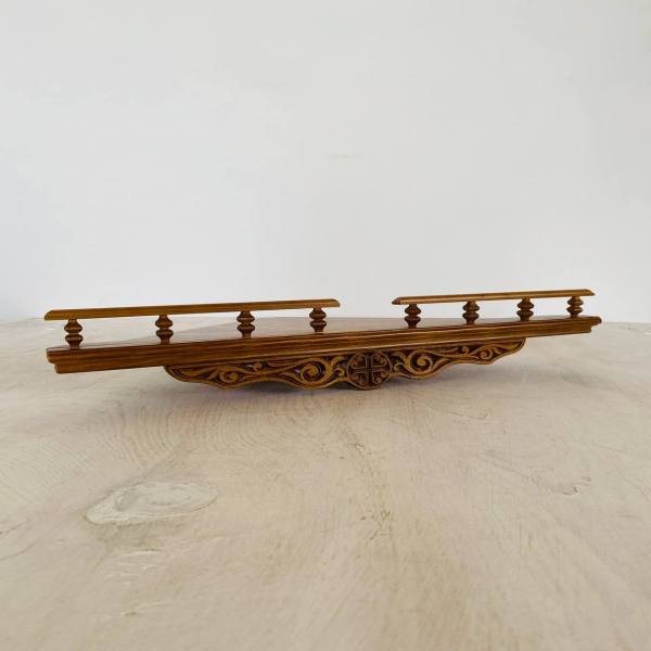 Полка угловая малая с резьбой (цвет - дуб)