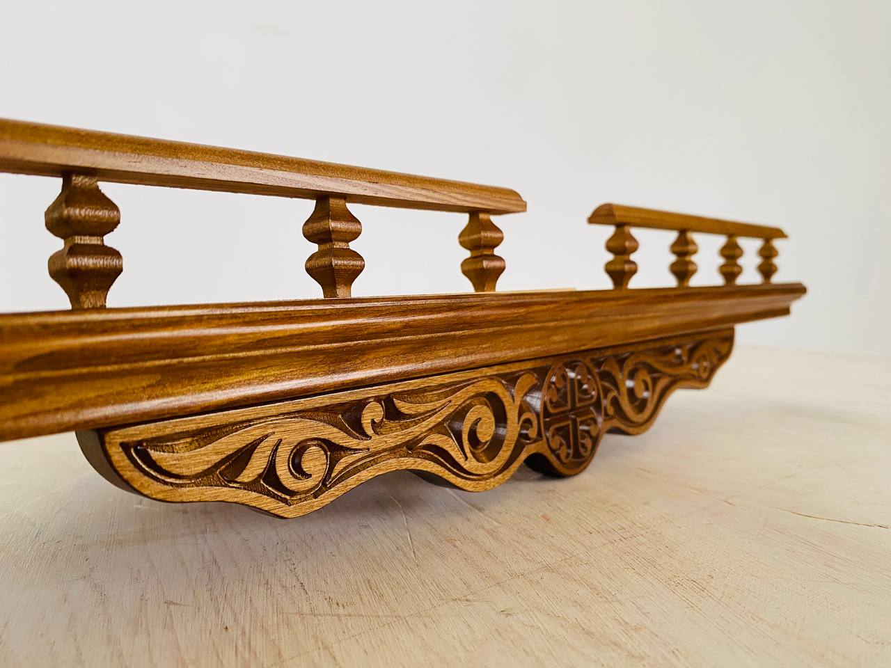 Полка угловая малая с резьбой (цвет - дуб)