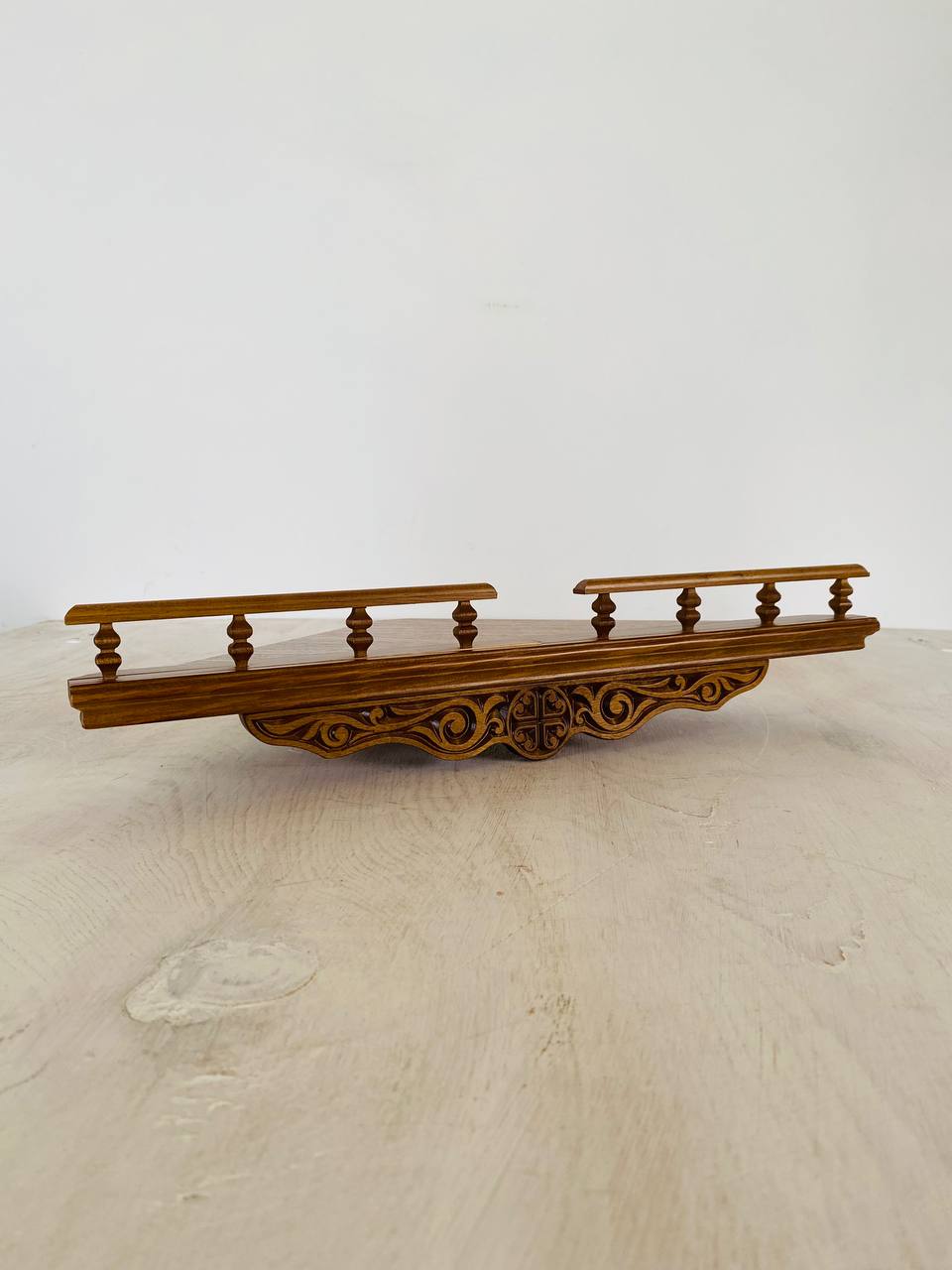 Полка угловая малая с резьбой (цвет - дуб)