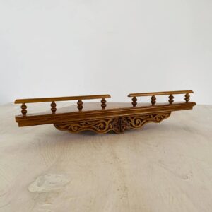 Полка угловая малая с резьбой (цвет - дуб)